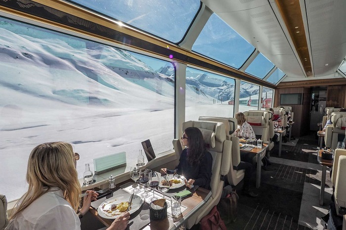 Cửa sổ nhìn toàn cảnh của tàu Glacier Express 