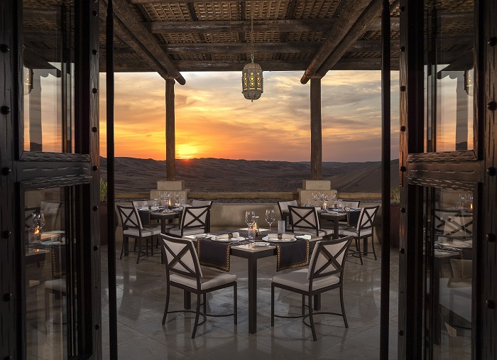 Khách sạn trên sa mạc Dubai Qasr Al Sarab Desert Resort lúc hoàng hôn