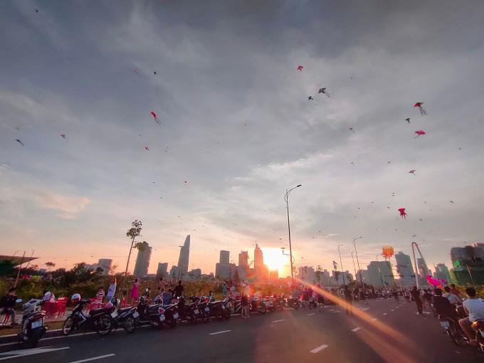 Thả diều ở Thủ Thiêm, TP HCMThủ Thiêm, TP Thủ Đức, là một trong những khu vực thả diều gần gũi và được biết đến nhiều nhất TP HCM vì vị trí tương đối gần khu trung tâm. Để đến đây từ quận 1, bạn đi qua hầm Thủ Thiêm đến ngã 3 Mai Chí Thọ - Trần Văn Khê thì rẽ trái, chạy xe thêm 200 m tới đoạn giao với đường Lương Định Của. Nơi này có không gian rộng, gió lớn, không bị cây cối và nhà cao tầng che khuất nên thu hút hàng trăm người đến thả diều từ 15h đến 18h hằng ngày. Bạn có thể mua diều ở đây và khi thả cần cẩn thận dòng xe cộ lưu thông gần đó. Ảnh: Lâm Ngọc