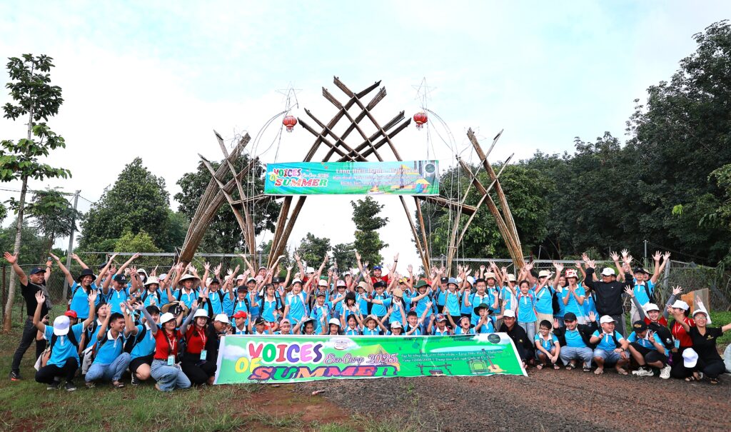 90 trại sinh cùng Ban Tổ chức Eco Camp hào hứng tham gia Trại hè Anh ngữ “Voices of summer” để hòa mình vào thiên nhiên xanh mát