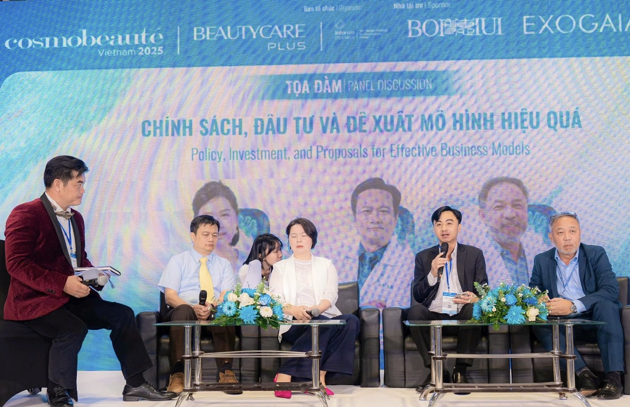 Thạc sĩ Trần Quốc Duy chia sẻ những giải pháp khả thi để đưa ngành mỹ phẩm Việt vươn xa tại phần tọa đàm với chủ đề “Chính sách, Đầu tư và Đề xuất mô hình hiệu quả”.