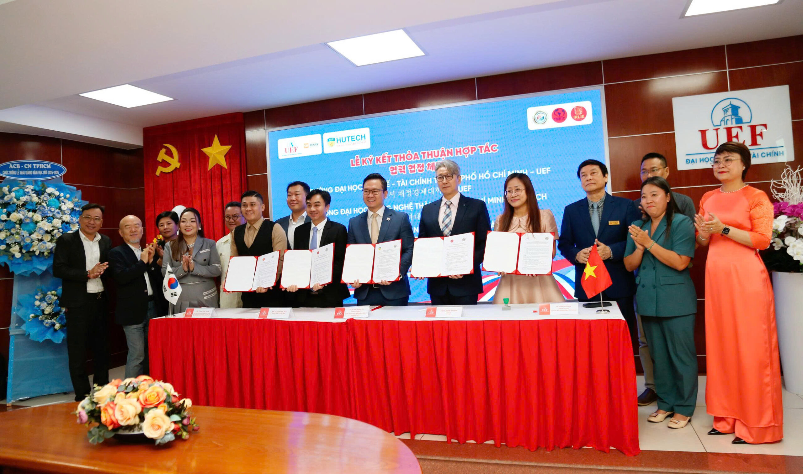 Đại diện 4 đơn vị: ThS. Trần Quốc Duy - Phó Viện trưởng Viện IMRIC (thứ 2 từ trái sang), ông Phạm Trắc Long - Phó Viện trưởng Viện IRLIE (ngoài cùng bên trái), TS. Đỗ Hữu Nguyên Lộc - Phó Hiệu trưởng UEF (giữa) và TS. Lý Thiên Trang - Phó Hiệu trưởng HUTECH (ngoài cùng bên phải) ký biên bản ghi nhớ hợp tác với WVCEA