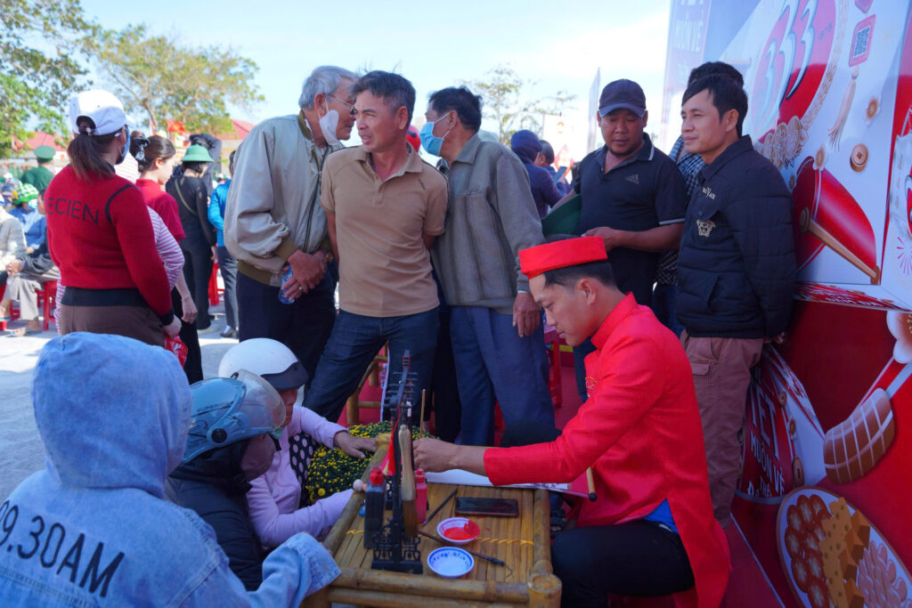 Hoạt động xin chữ Ông Đồ diễn ra sôi nổi tại Chiến dịch